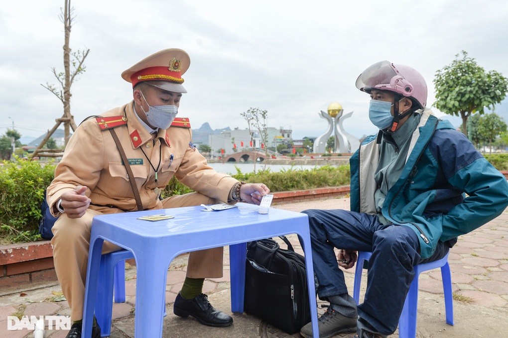Những câu chuyện dở khóc dở cười của cảnh sát giao thông vùng cao - 3 Những câu chuyện dở khóc dở cười của cảnh sát giao thông vùng cao - 3