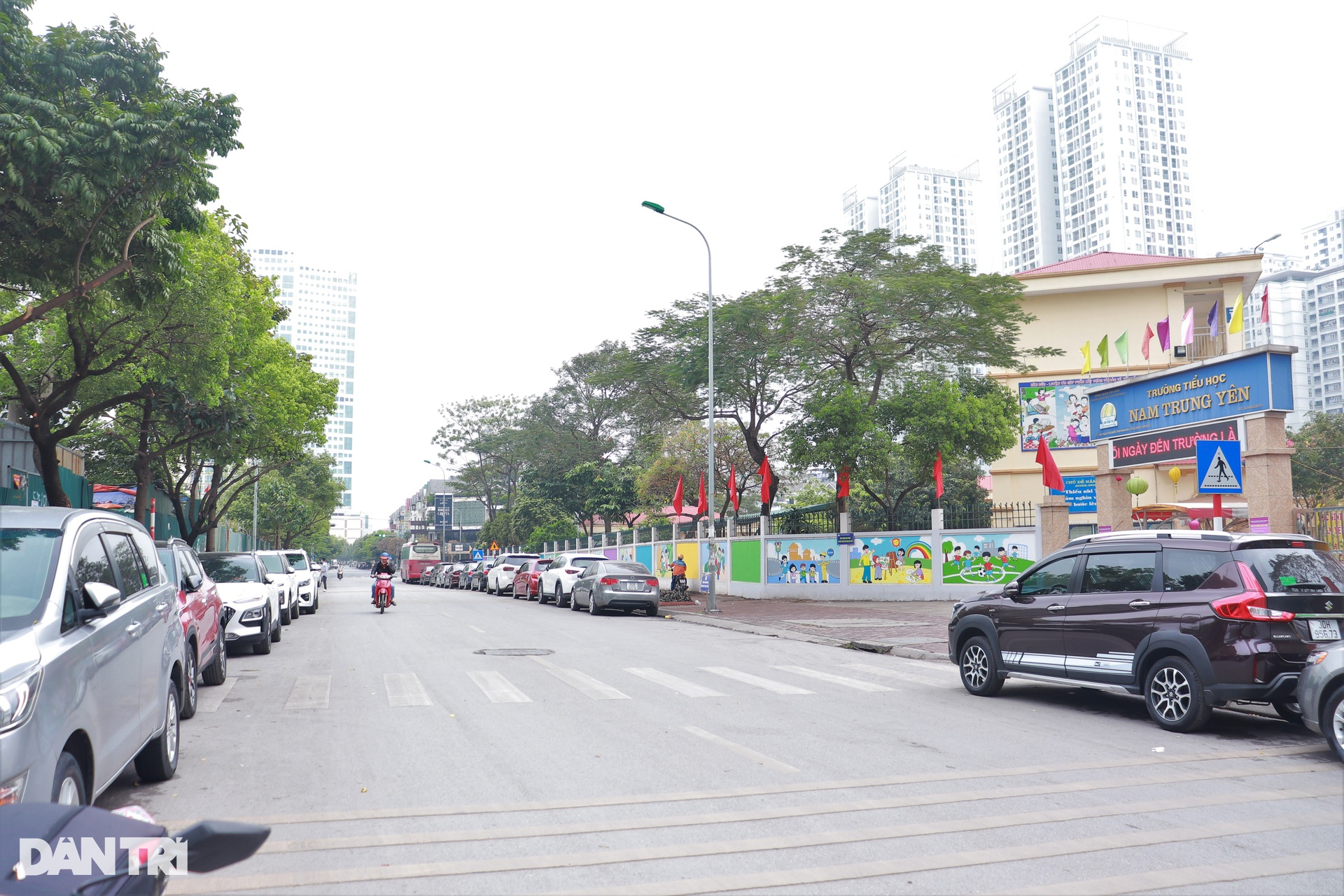 Hà Nội: Ô tô đỗ tràn lan trước cổng trường, học sinh luyện kỹ năng né xe - 7 Hà Nội: Ô tô đỗ tràn lan trước cổng trường, học sinh luyện kỹ năng né xe - 7