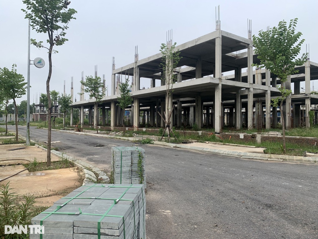Cảnh tê liệt ở dự án FLC Premier Parc sau khi ông Trịnh Văn Quyết bị bắt - 6 Cảnh tê liệt ở dự án FLC Premier Parc sau khi ông Trịnh Văn Quyết bị bắt - 6