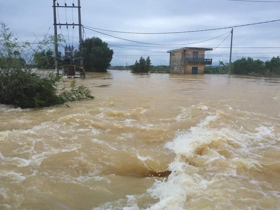 2 chú cháu đi bủa cá trong lũ, bị lật ghe tử vong - 1 2 chú cháu đi bủa cá trong lũ, bị lật ghe tử vong - 1