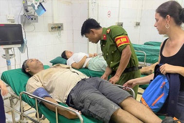 Công an xã kịp thời đưa du khách Hà Lan bị ngã đi cấp cứu