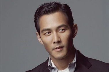 Lee Jung Jae: Tượng đài nghệ thuật xứ Hàn và chuyện tình với nữ CEO giàu có