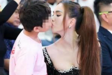 "Nữ hoàng nội y" hôn môi bé trai gây tranh cãi, mẹ bé trai nói gì?
