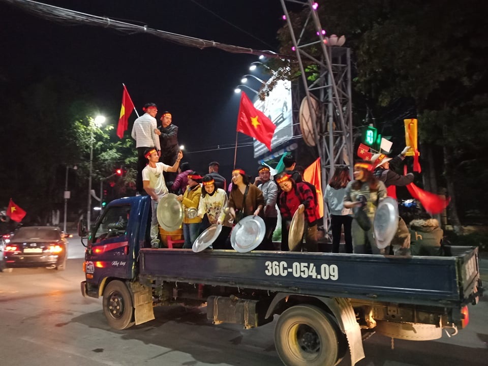 Hàng vạn người hâm mộ xuống đường mừng U22 Việt Nam vô địch SEA Games - 21 Hàng vạn người hâm mộ xuống đường mừng U22 Việt Nam vô địch SEA Games - 21