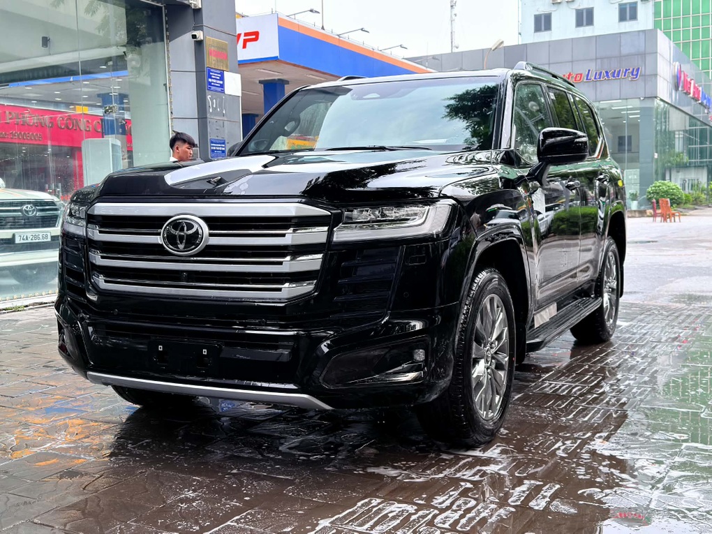 Land Cruiser LC300 HEV đầu tiên về đại lý, giá lăn bánh hơn 6 tỷ đồng - 1 Land Cruiser LC300 HEV đầu tiên về đại lý, giá lăn bánh hơn 6 tỷ đồng - 1