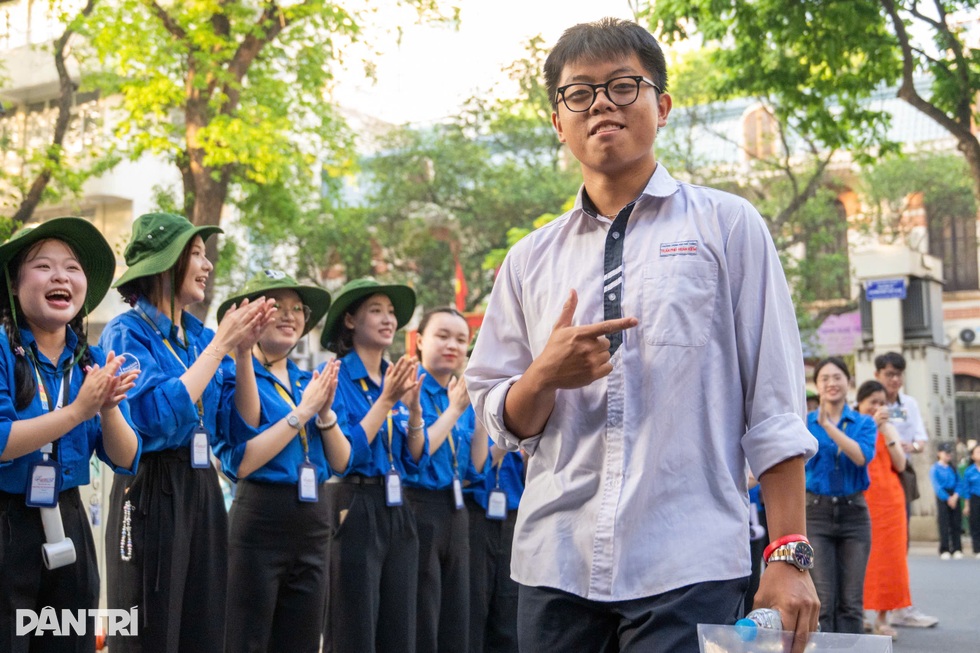 Hơn 1,1 triệu thí sinh bước vào thi tốt nghiệp THPT 2025 với môn ngữ văn - 2 Hơn 1,1 triệu thí sinh bước vào thi tốt nghiệp THPT 2025 với môn ngữ văn - 2