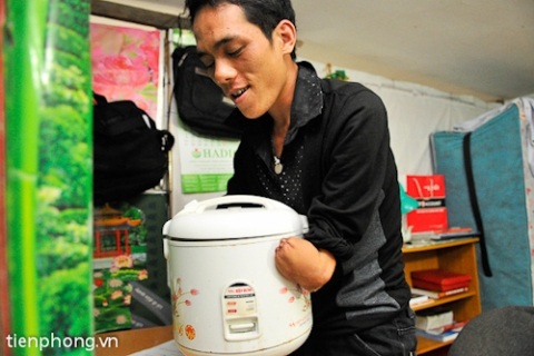 Nghị lực mạnh mẽ của chàng trai không tay người Dao