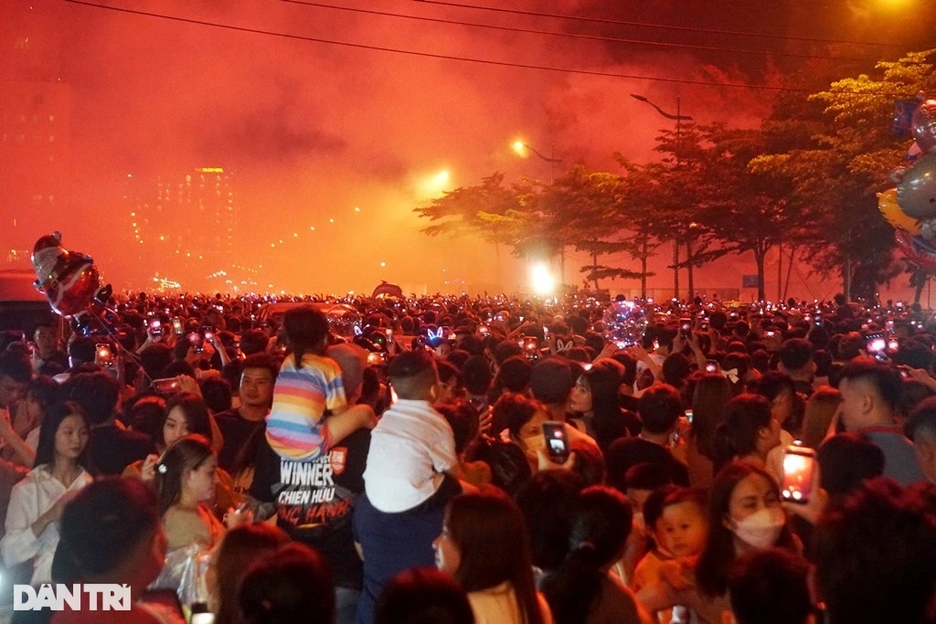 Hàng vạn người đổ về Sầm Sơn xem bắn pháo hoa khai hội du lịch - 12 Hàng vạn người đổ về Sầm Sơn xem bắn pháo hoa khai hội du lịch - 12