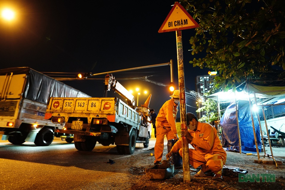 Nhân viên công ty Công trình giao thông tới lắp thêm biển báo giảm tốc khi gần đến trạm kiểm dịch Covid-19 Nhân viên công ty Công trình giao thông tới lắp thêm biển báo giảm tốc khi gần đến trạm kiểm dịch Covid-19