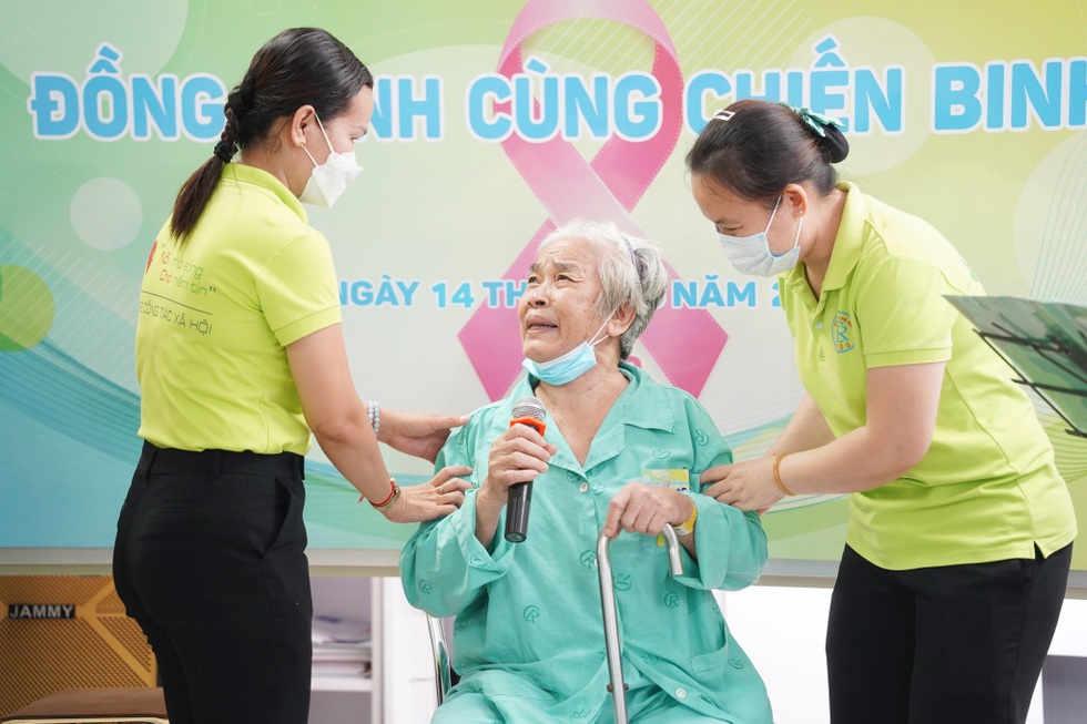 Trung thu ở viện nhi mưa tầm tã, cha mẹ lo lắng tình hình bão lũ quê nhà - 9 Trung thu ở viện nhi mưa tầm tã, cha mẹ lo lắng tình hình bão lũ quê nhà - 9