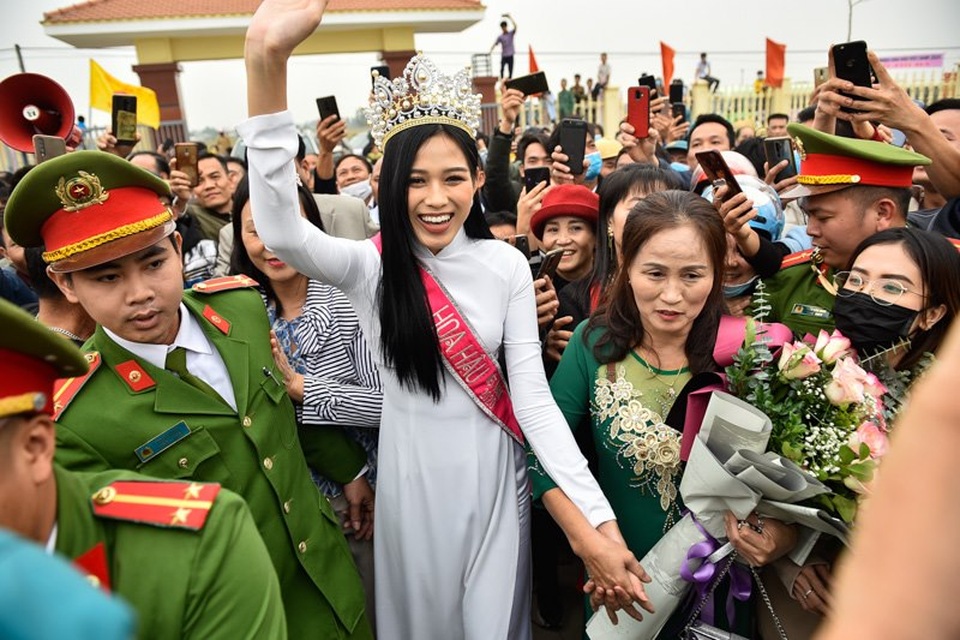 Người dân quê nhà chào đón tân hoa hậu Đỗ Thị Hà trở về - 4 Người dân quê nhà chào đón tân hoa hậu Đỗ Thị Hà trở về - 4