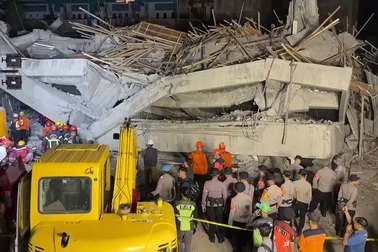 Sập trường học ở Indonesia, hàng chục người mắc kẹt