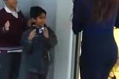 Cô giáo với những màn chào hỏi cực thú vị khi đón học sinh đến lớp mỗi ngày