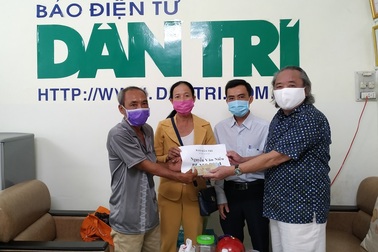 Trao hơn 85 triệu đồng của bạn đọc giúp đỡ gia đình bé gái bị động kinh