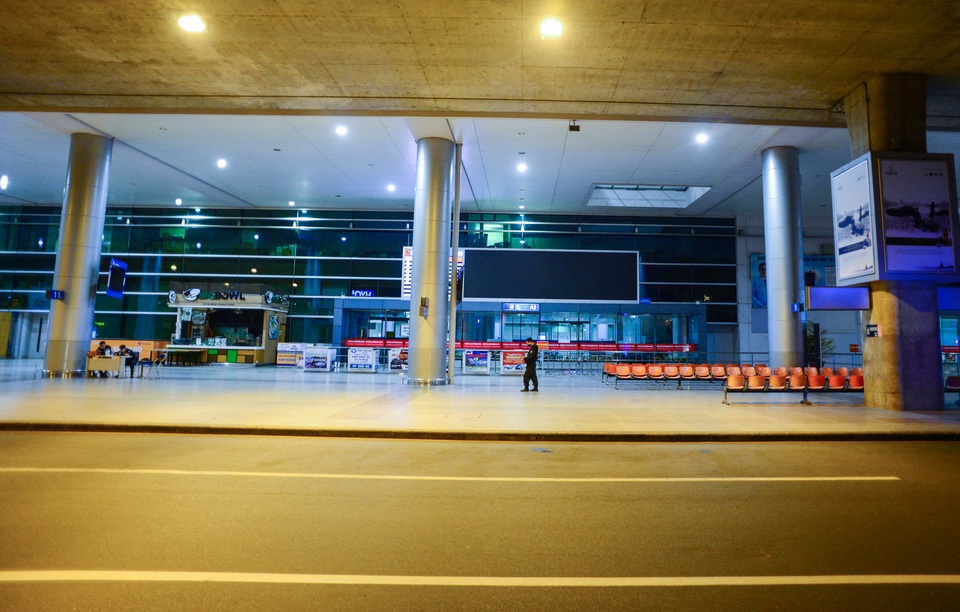 Sân bay Tân Sơn Nhất vắng vẻ.jpg Sân bay Tân Sơn Nhất vắng vẻ.jpg