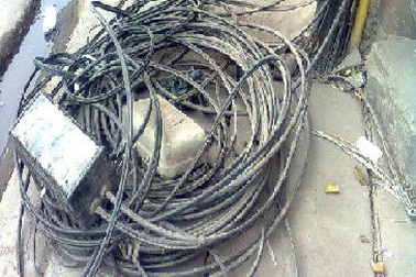 Bó dây điện án ngữ trên vỉa hè