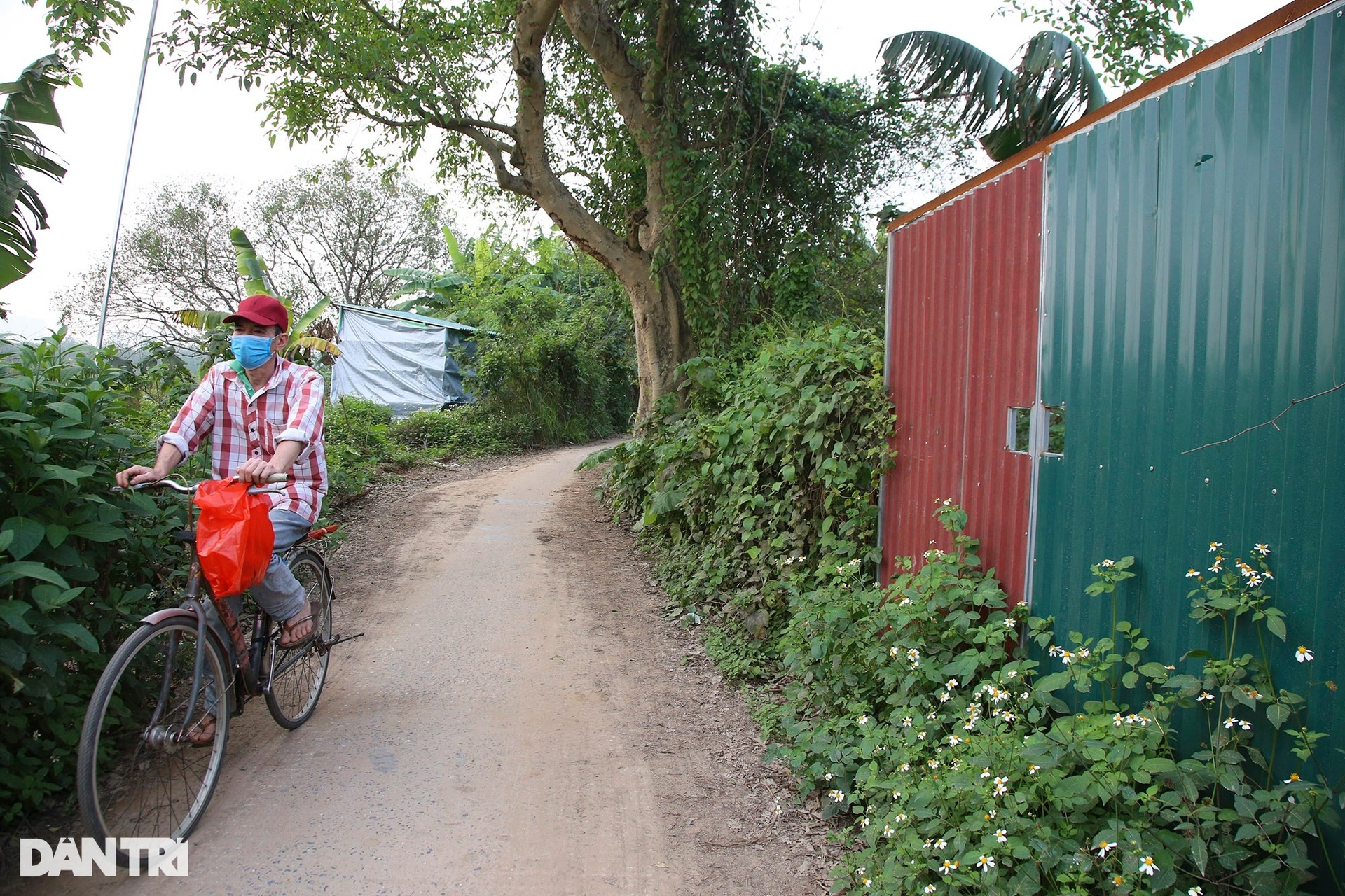 Bãi giữa sông Hồng bị chia cắt, dựng cổng sắt, quây lưới thép xí phần - 9 Bãi giữa sông Hồng bị chia cắt, dựng cổng sắt, quây lưới thép xí phần - 9