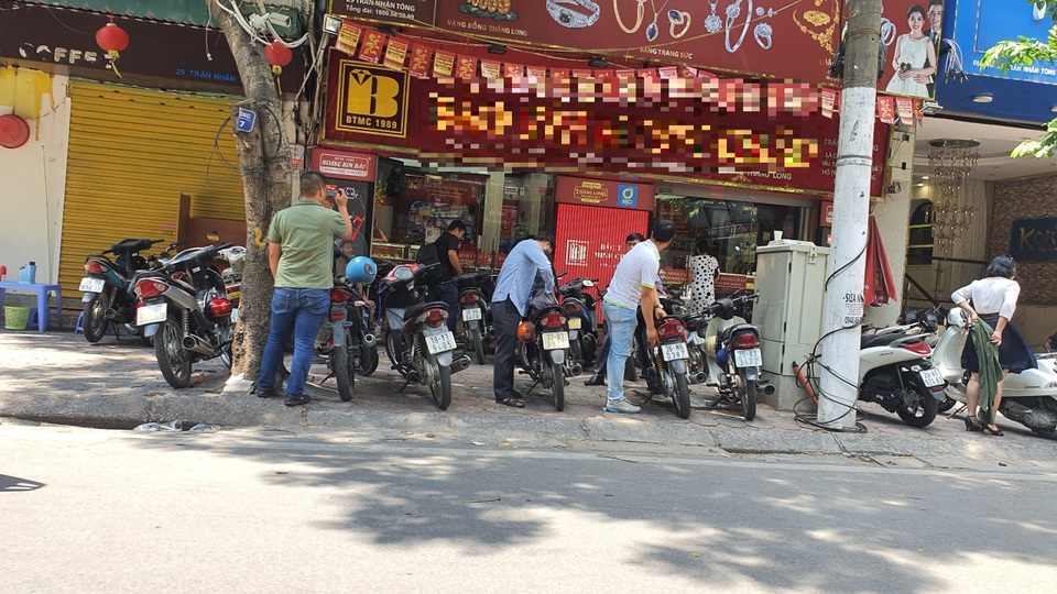 Xách bao tiền đi mua vàng, cửa hàng xin nợ vàng vì bị khách “vét” sạch - 4 Xách bao tiền đi mua vàng, cửa hàng xin nợ vàng vì bị khách “vét” sạch - 4