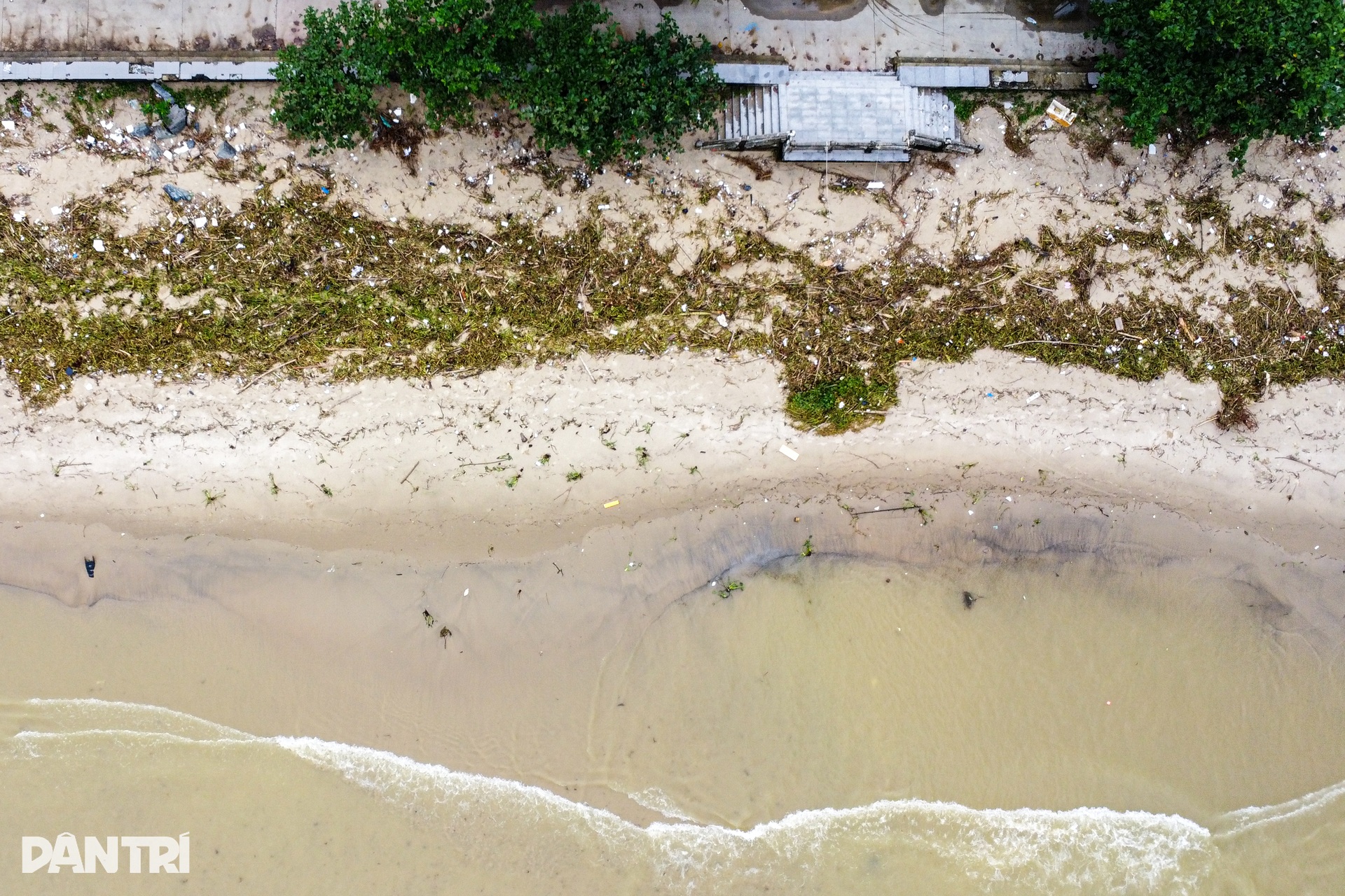 Hình ảnh bờ biển Đà Nẵng khác lạ sau mưa lũ - 3