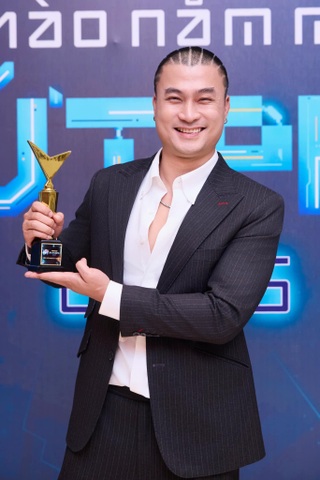 Đời thực ít biết của Duy Hưng - diễn viên đang gây tranh cãi ở phim VTV - 9