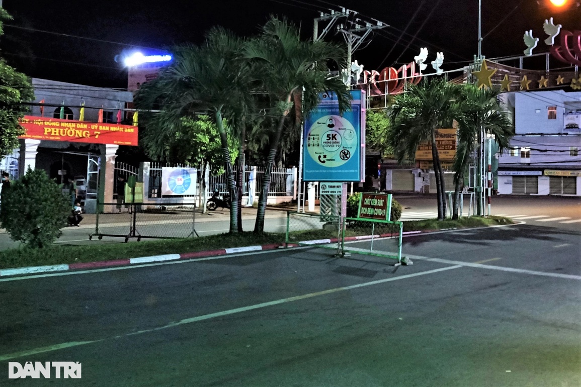 Kiểm tra chống dịch, cán bộ phường đội bị thanh niên lao xe máy vào người - 1 Kiểm tra chống dịch, cán bộ phường đội bị thanh niên lao xe máy vào người - 1