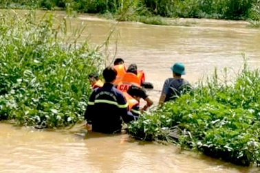 Giải cứu người đàn ông mắc kẹt suốt đêm ở bãi cỏ trên sông Đa Nhim