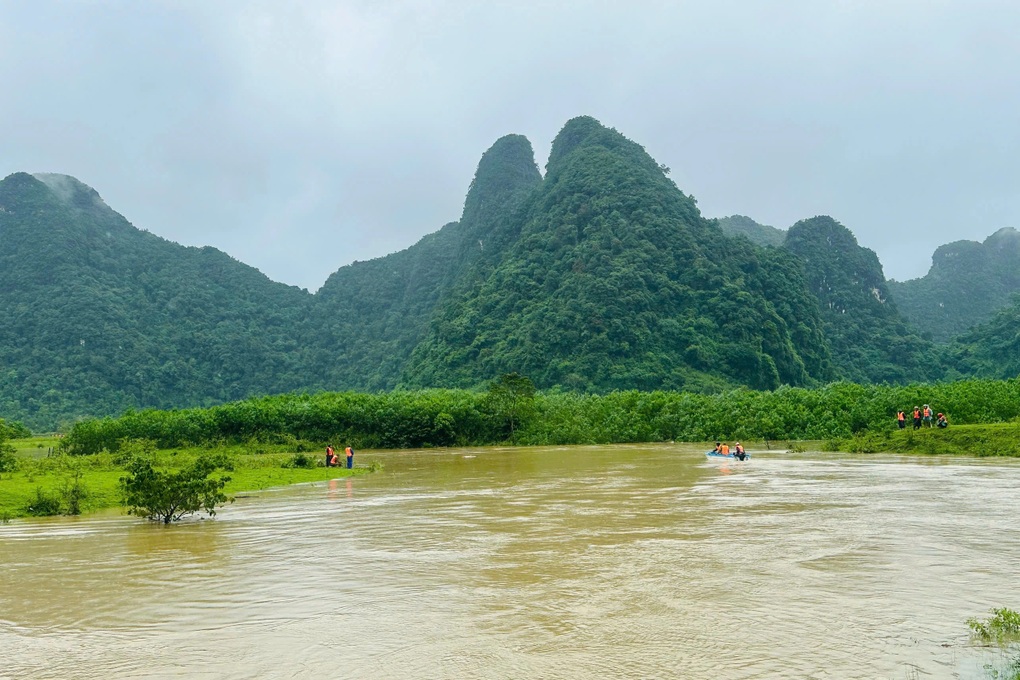 Đã tìm thấy nam sinh bị nước cuốn trôi khi dắt trâu đi tránh bão Bualoi - 1 Đã tìm thấy nam sinh bị nước cuốn trôi khi dắt trâu đi tránh bão Bualoi - 1