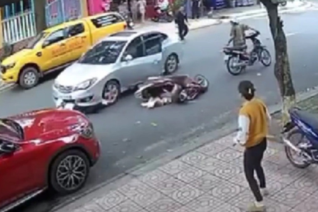 Người dân ùa ra đường nâng ô tô cứu cô gái kẹt dưới gầm - 1 Người dân ùa ra đường nâng ô tô cứu cô gái kẹt dưới gầm - 1