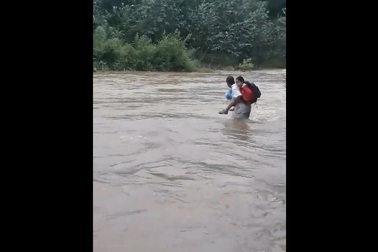 Thót tim cảnh cha cõng con vượt dòng nước xiết đến trường