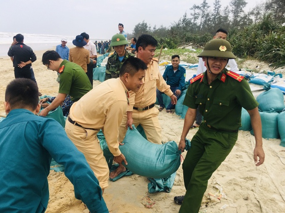 Thủ tướng: Bão số 13 rất mạnh, khẩn cấp tập trung chống bão! - 2 Thủ tướng: Bão số 13 rất mạnh, khẩn cấp tập trung chống bão! - 2