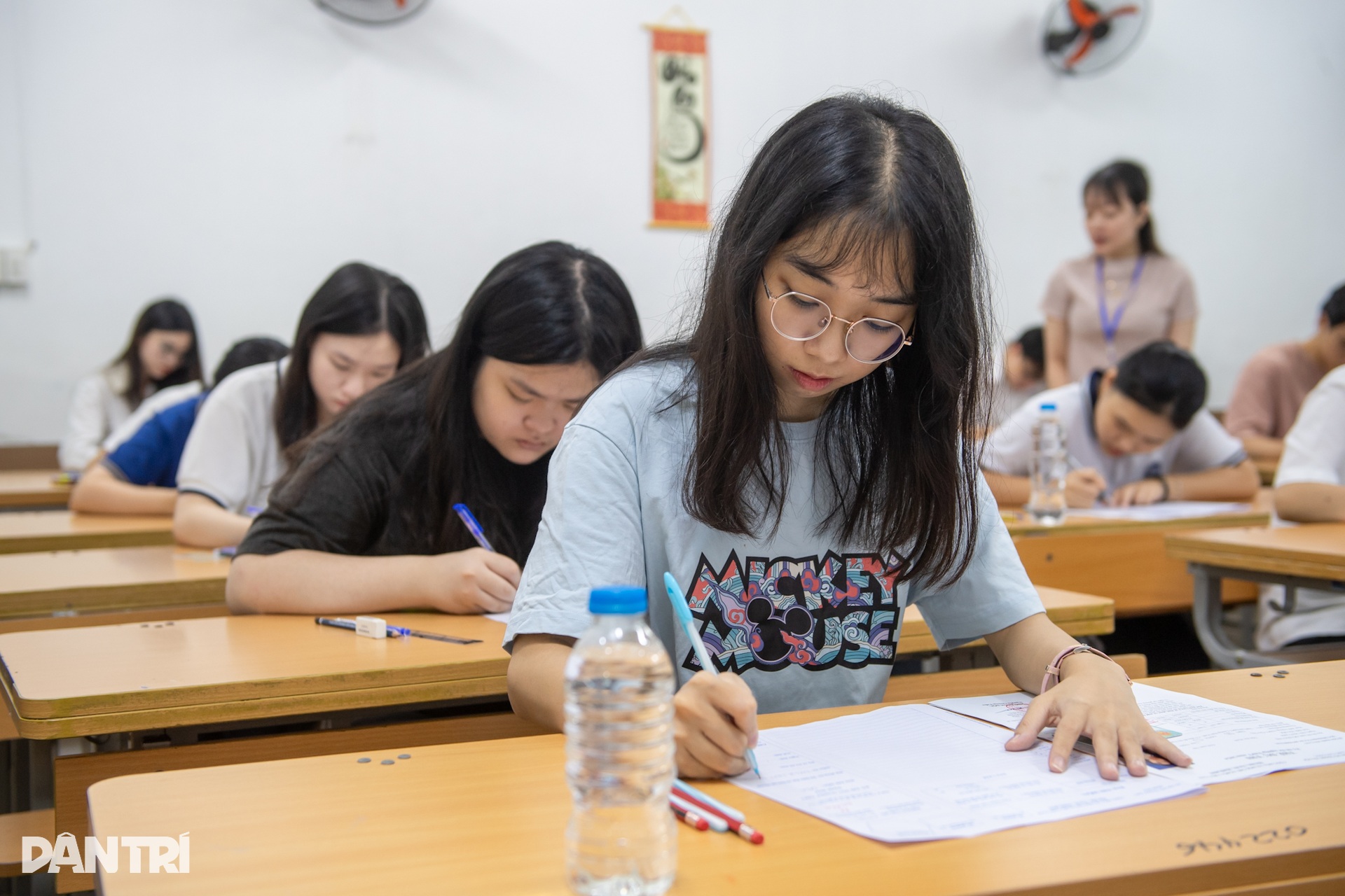 Sĩ tử Hà Nội tranh thủ ôn chớp nhoáng trước giờ thi ngữ văn tốt nghiệp THPT - 8 Sĩ tử Hà Nội tranh thủ ôn chớp nhoáng trước giờ thi ngữ văn tốt nghiệp THPT - 8