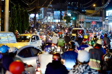 Đường ngập sâu, xe cộ kẹt cứng ở TPHCM