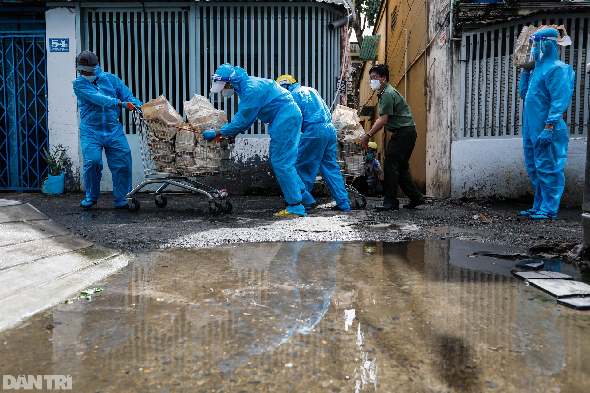 Công an TPHCM trao 6.500 phần quà cho người dân vùng dịch - 7 Công an TPHCM trao 6.500 phần quà cho người dân vùng dịch - 7