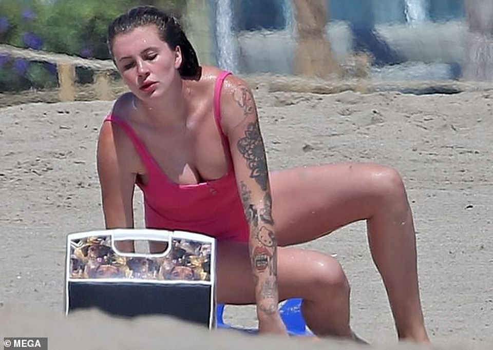 Ireland Baldwin rực rỡ với áo tắm màu hồng - 5 Ireland Baldwin rực rỡ với áo tắm màu hồng - 5