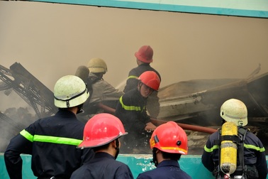 Cháy lớn trong khu công nghiệp, hàng trăm lính cứu hỏa nỗ lực dập lửa