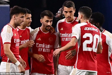 Arsenal ngược dòng hạ Barcelona trong trận cầu có 8 bàn thắng