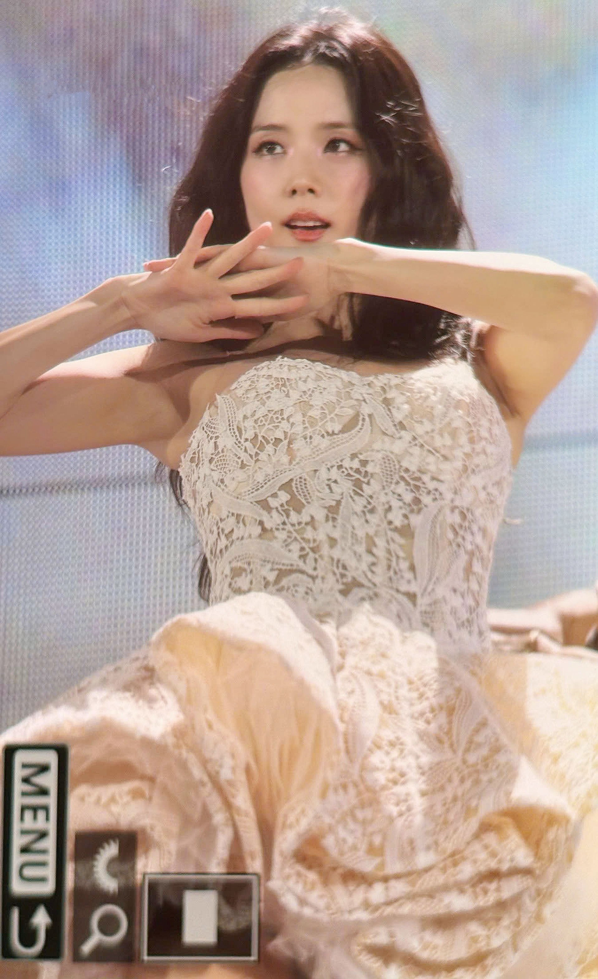 Jisoo (Blackpink) diện váy của nhà mốt Việt Nam biểu diễn ở Milan - 6