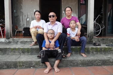 Khốn cảnh bố liệt, mẹ tâm thần, người đàn ông mù lo lắng 3 con thơ dại