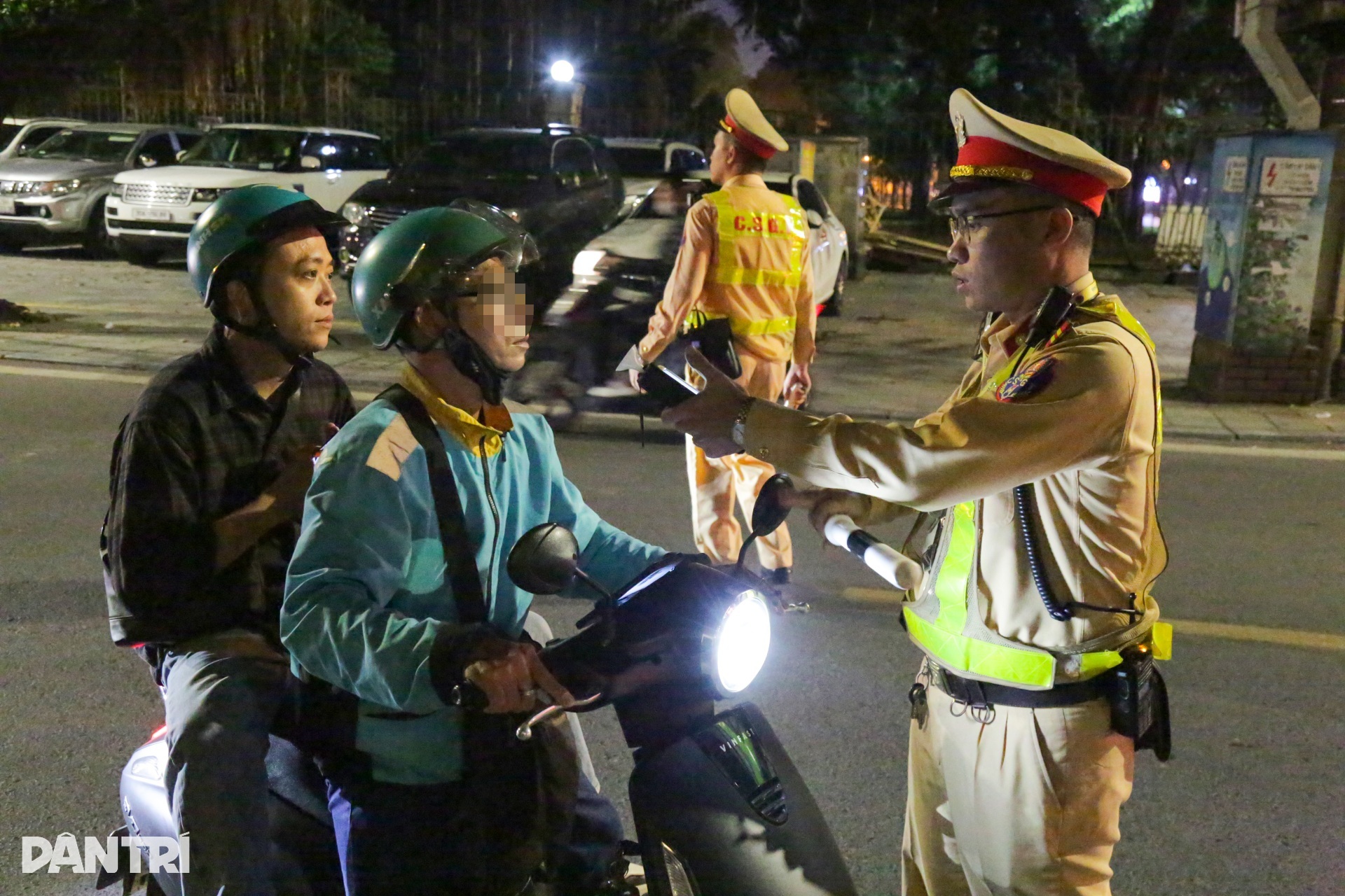 CSGT kiểm tra cồn hàng trăm tài xế taxi, xe ôm, không phát hiện vi phạm - 3
