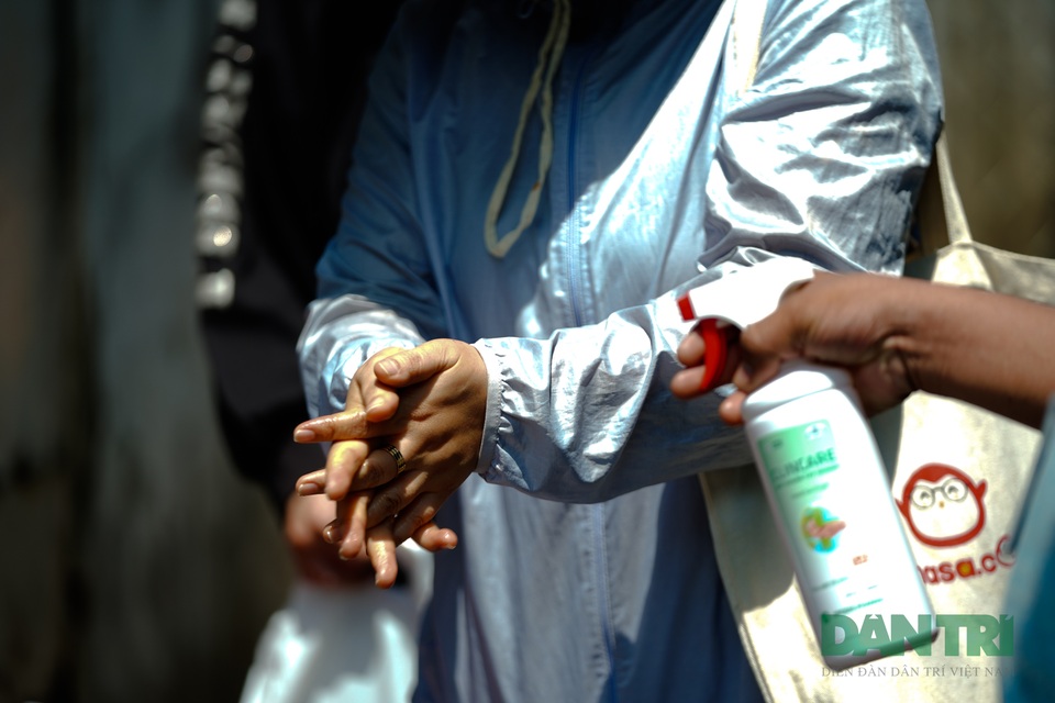 Cách ly, xử lý y tế ở hai hẻm có ca bệnh số 64, 65 dương tính virus Corona - 4