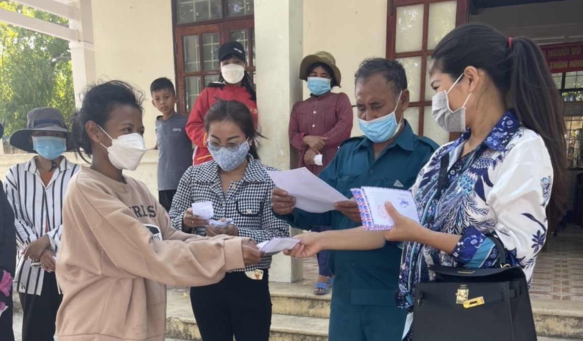 Vừa sinh con, Hoa khôi Hương Hoàng đã mang Tết ấm đến với người nghèo - 1 Vừa sinh con, Hoa khôi Hương Hoàng đã mang Tết ấm đến với người nghèo - 1