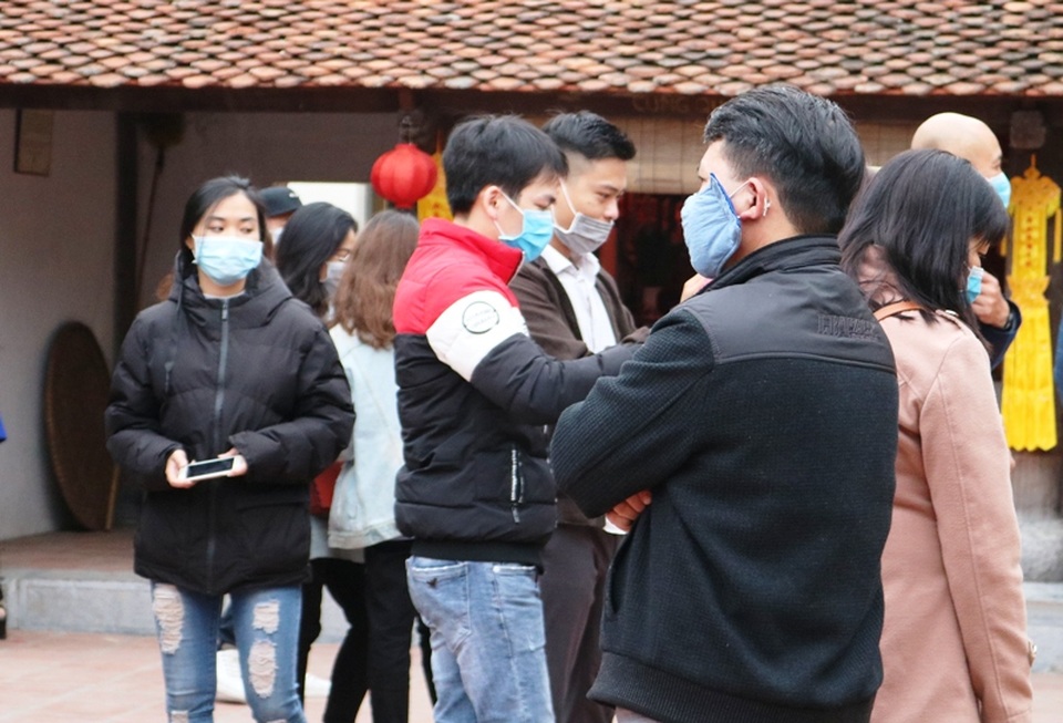 Người dân đeo khẩu trang đi chợ “mua may, bán rủi” - 12 Người dân đeo khẩu trang đi chợ “mua may, bán rủi” - 12