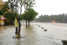 Mưa lớn kéo dài, nước dâng ngập nhiều nơi