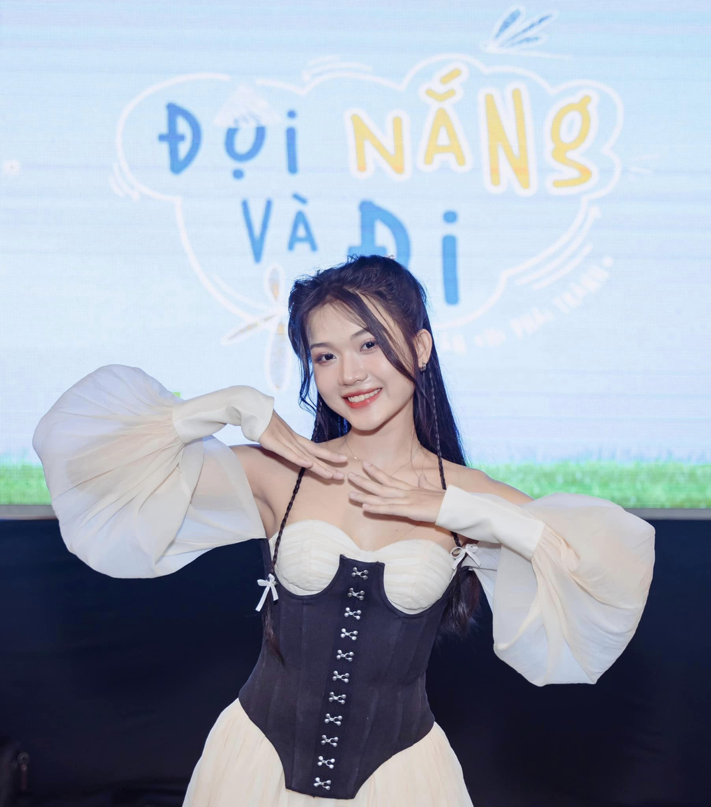 Hot girl SN 2004 nổi tiếng nhờ hát cover bằng giọng Quảng Nam - 1