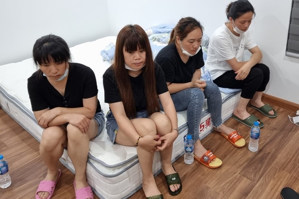 Hà Nội: Cảnh sát phá cửa, bắt quả tang 12 người Trung Quốc nhập cảnh chui - 1 Hà Nội: Cảnh sát phá cửa, bắt quả tang 12 người Trung Quốc nhập cảnh chui - 1