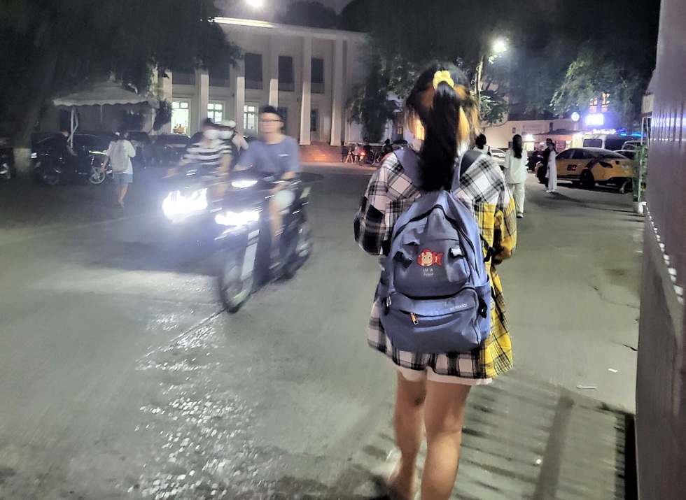 Cố thủ cửa hàng tiện lợi, bôi nước lên người mới ngủ được vào ngày 40 độ C