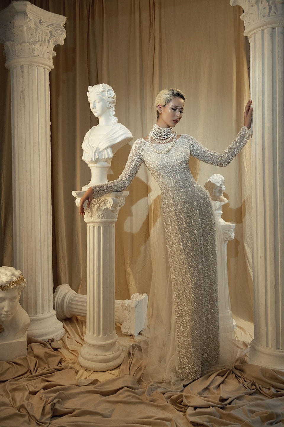 Hằng Nguyễn duyên dáng và cá tính với áo dài - 4