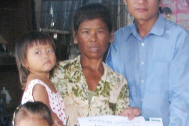 Quỹ Nhân ái hỗ trợ 5 triệu đồng và 100kg gạo đến “3 đứa trẻ sống trong…tuyệt vọng”   