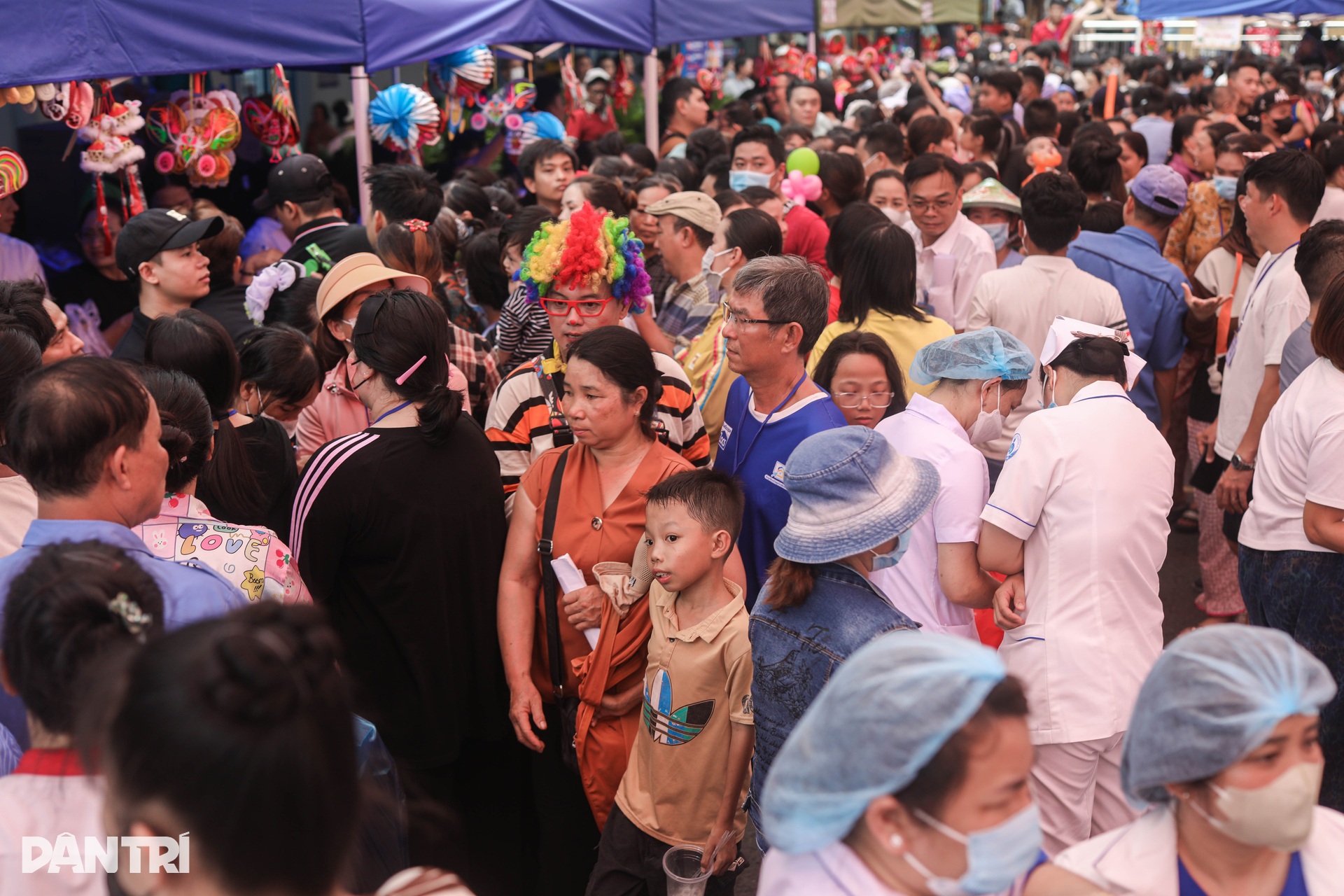 Trung thu gõ cửa bệnh viện, mang niềm vui đến bệnh nhi TPHCM - 1 Trung thu gõ cửa bệnh viện, mang niềm vui đến bệnh nhi TPHCM - 1
