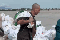 Hai anh Tây nói tiếng Việt, cùng dân vá bờ kè sạt lở ở Đà Nẵng gây sốt